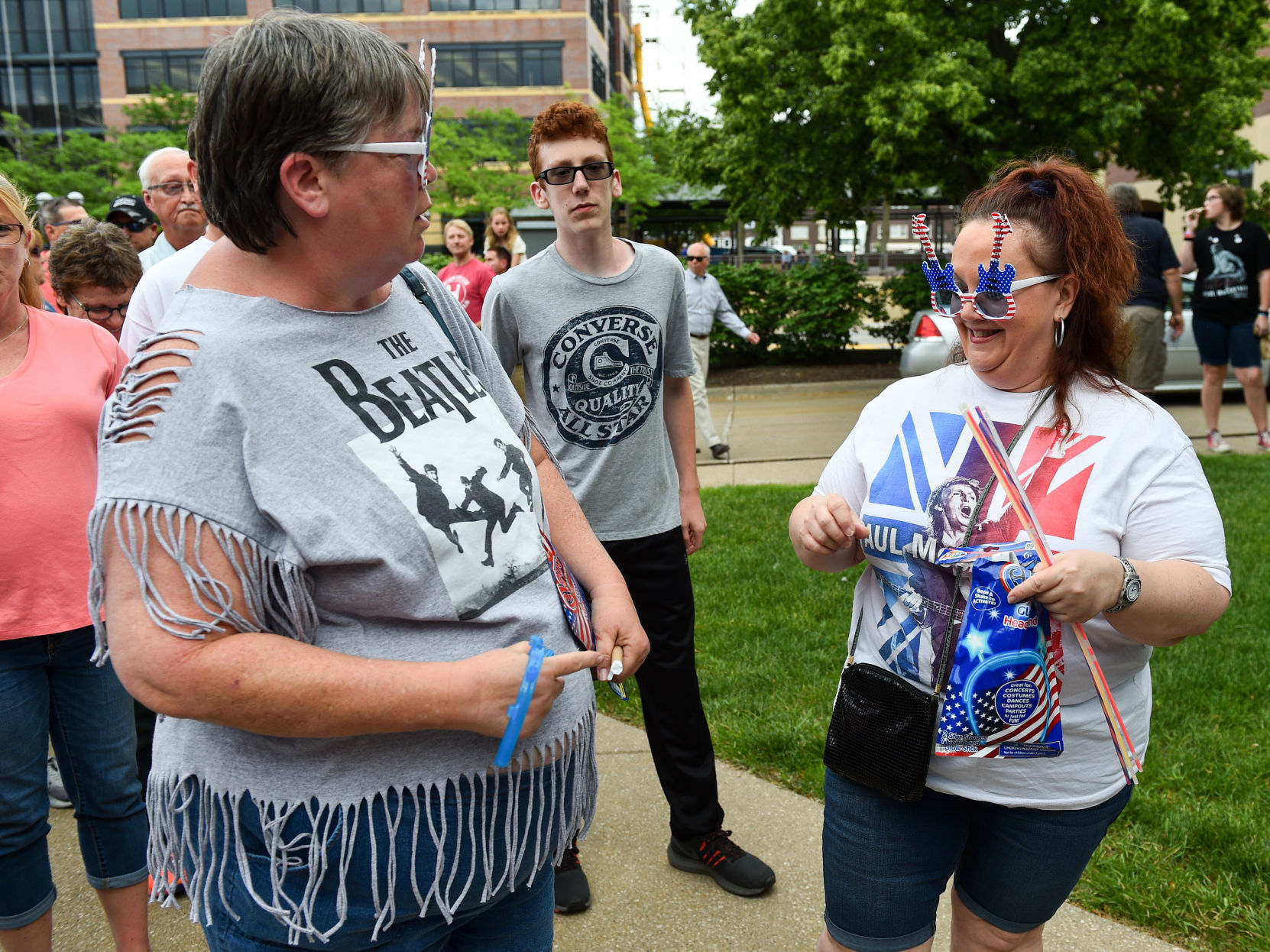 061219-McCartney-Fans-025a.jpg